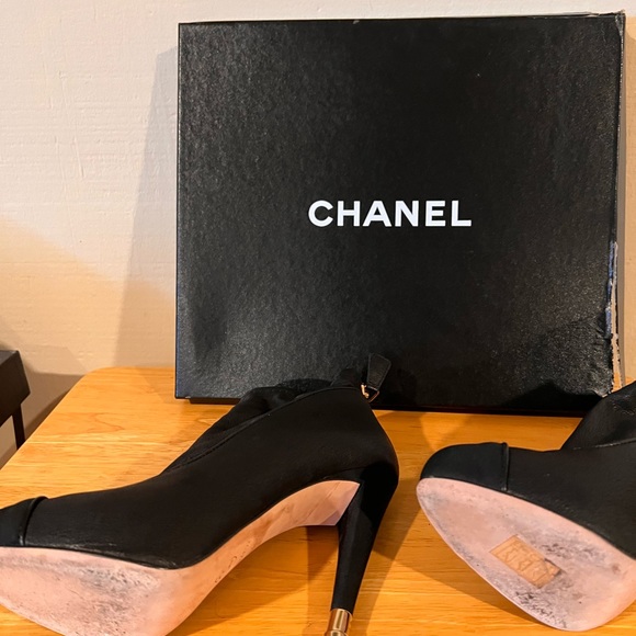 CHANEL booties! Unique, detailed and authentically CHANEL. Worn once. - Picture 3 of 4